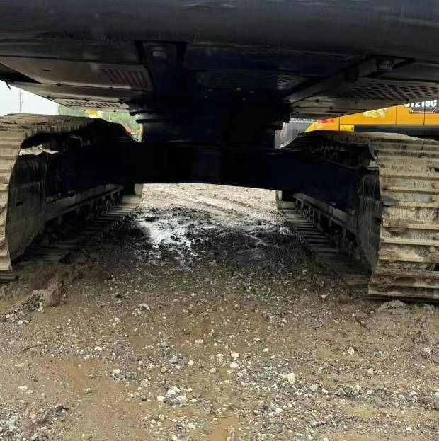 2024 Hitachi ZX200 crawler excavator undercarriage view 2024 Hitachi ZX200 crawler excavator undercarriage view