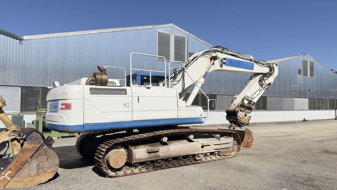 2015 Hyundai HX330 crawler excavator, side profile view 2015 Hyundai HX330 crawler excavator, side profile view