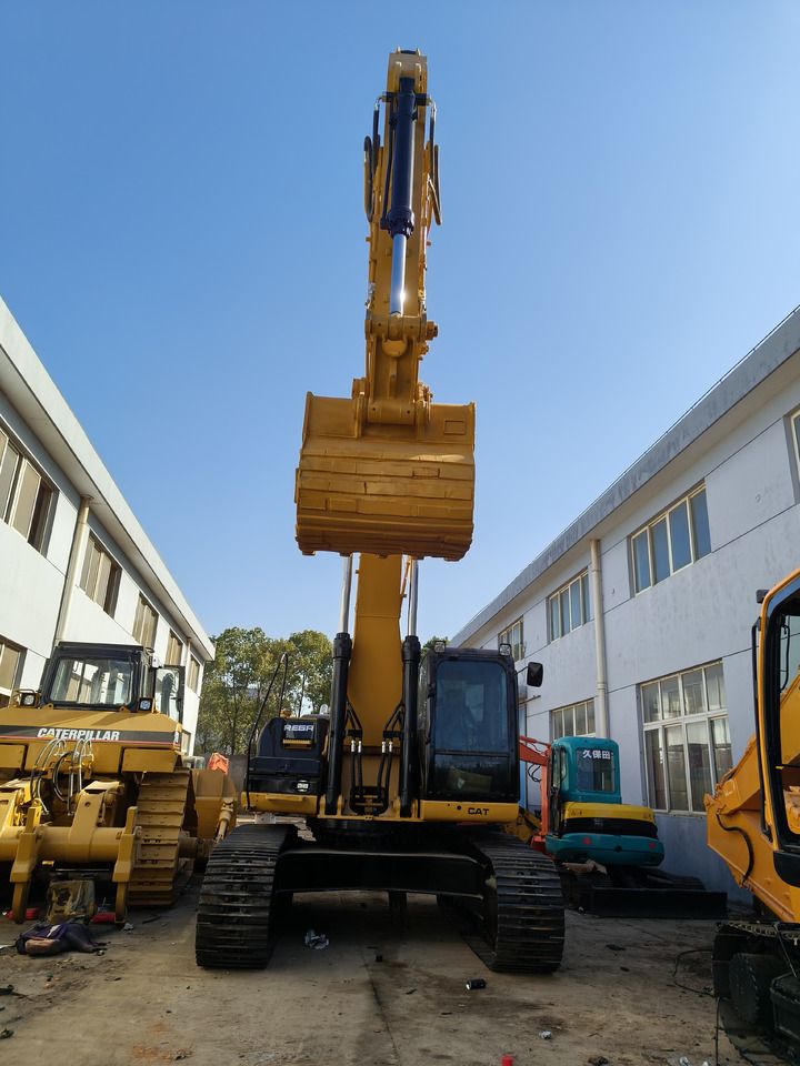 Caterpillar 336D crawler excavator, front view with raised boom Caterpillar 336D crawler excavator, front view with raised boom