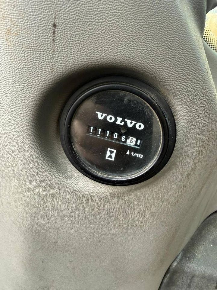 2019 Volvo ECR235E hour meter detail