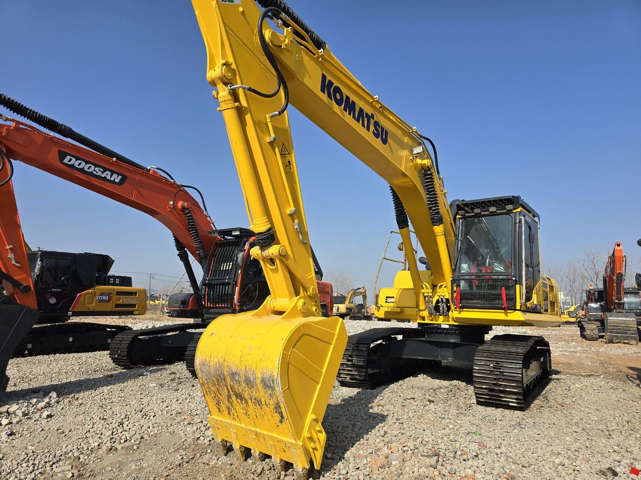 Escavatore cingolato Komatsu PC200-8 del 2024, vista anteriore tre quarti Escavatore cingolato Komatsu PC200-8 del 2024, vista anteriore tre quarti