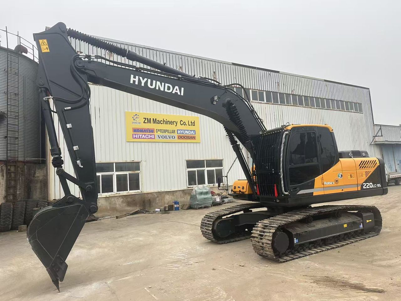 2024 Hyundai 220LC-9S crawler excavator, side profile view 2024 Hyundai 220LC-9S crawler excavator, side profile view