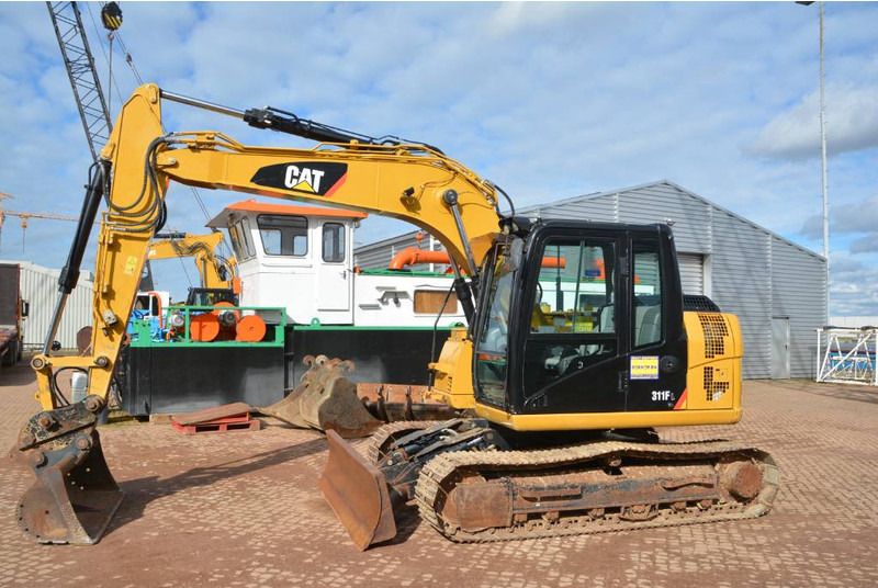 2016 Caterpillar 311FLRR crawler excavator side view 2016 Caterpillar 311FLRR crawler excavator side view