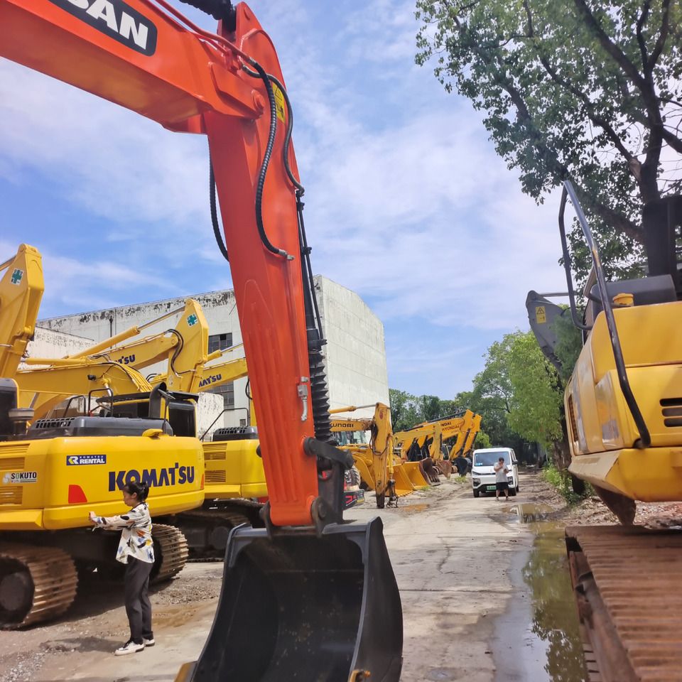 2024 Doosan DX225LCA crawler excavator boom and bucket view 2024 Doosan DX225LCA crawler excavator boom and bucket view