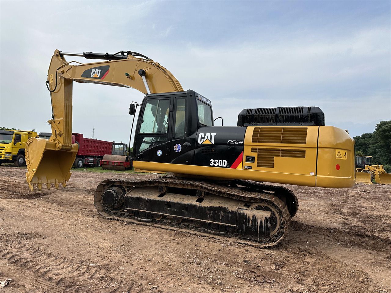 2018 Caterpillar 330DL crawler excavator, side profile view 2018 Caterpillar 330DL crawler excavator, side profile view