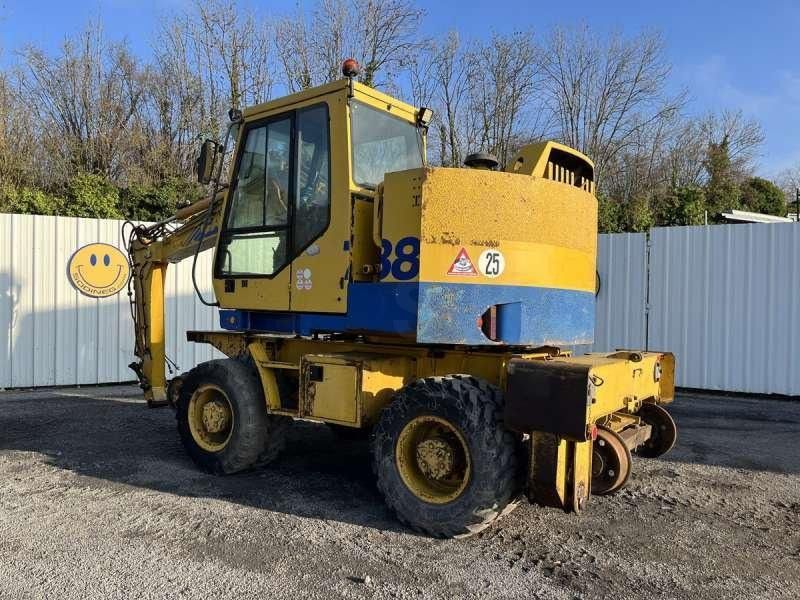 2000 CASE 788-PRR wheel excavator, rear three-quarter view 2000 CASE 788-PRR wheel excavator, rear three-quarter view