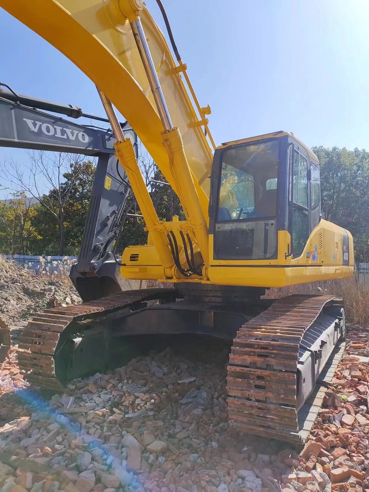 2017 Komatsu PC400-7 crawler excavator, front three-quarter view 2017 Komatsu PC400-7 crawler excavator, front three-quarter view