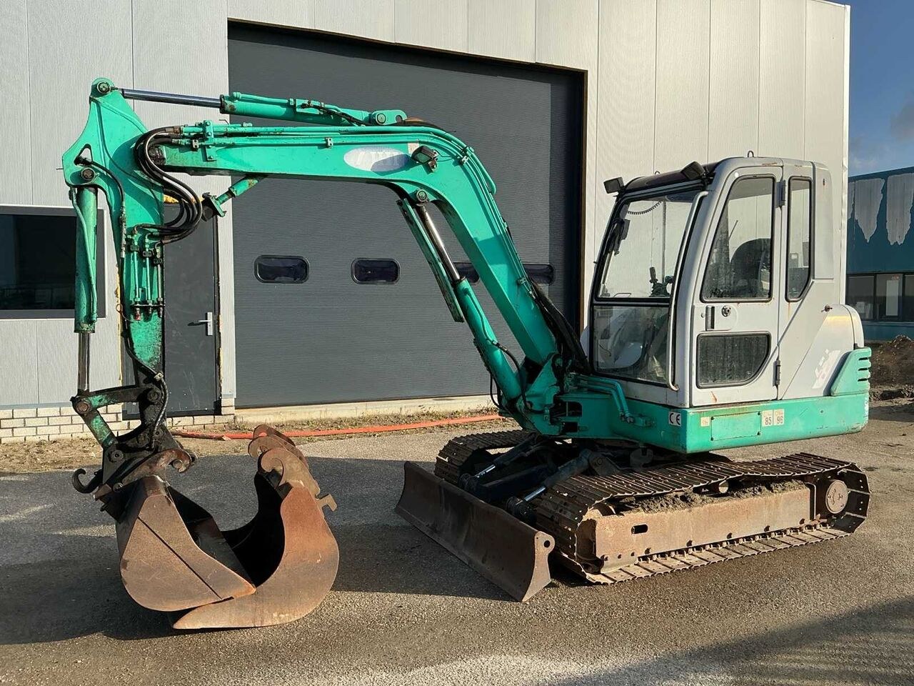 1998 IHI 45J2 crawler excavator, side view 1998 IHI 45J2 crawler excavator, side view