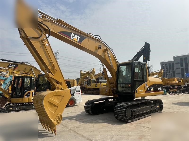 2016 Caterpillar 320C crawler excavator, side view