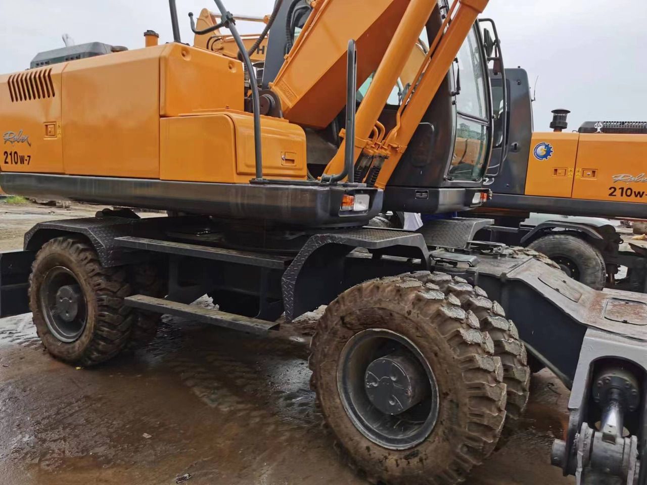 2017 Hyundai R210W-7 wheel excavator side view