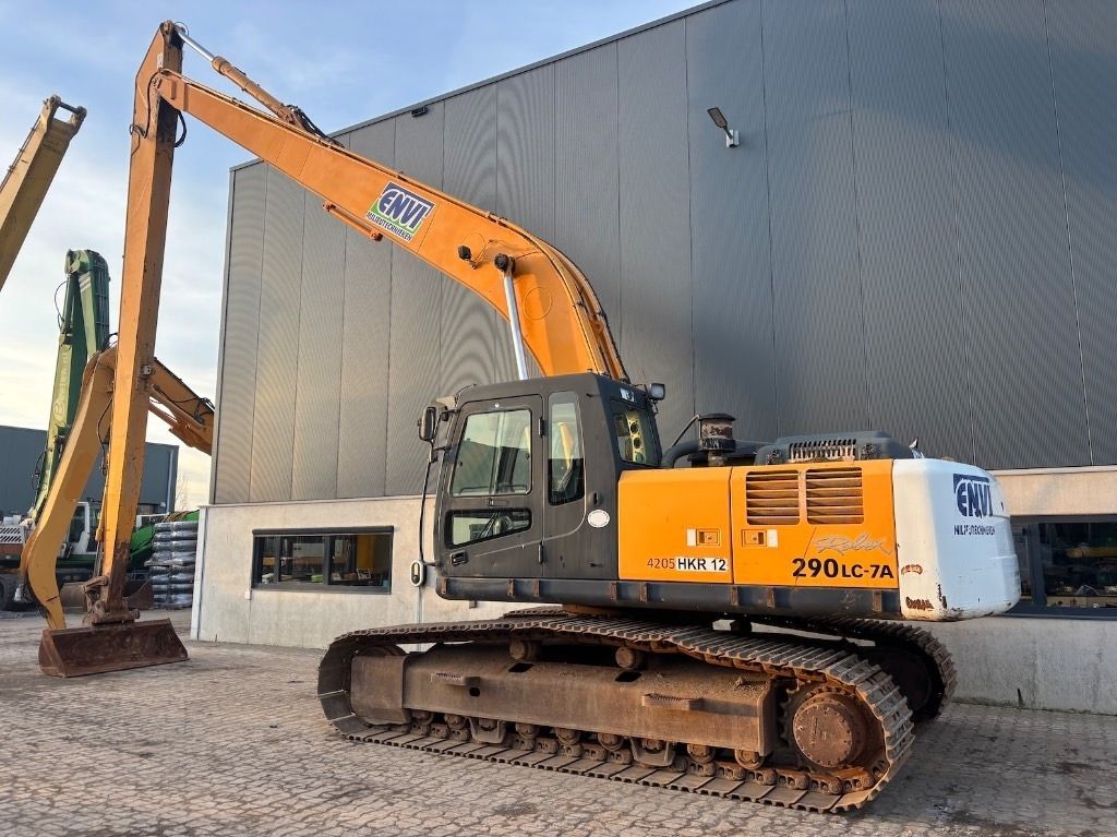 2011 Hyundai R290LC-7A crawler excavator side view 2011 Hyundai R290LC-7A crawler excavator side view