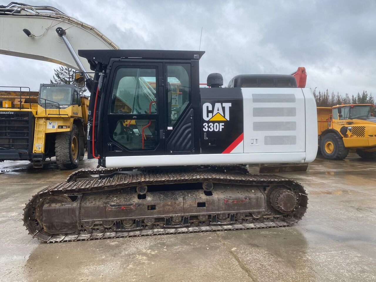 2017 Caterpillar 330F L crawler excavator side view 2017 Caterpillar 330F L crawler excavator side view