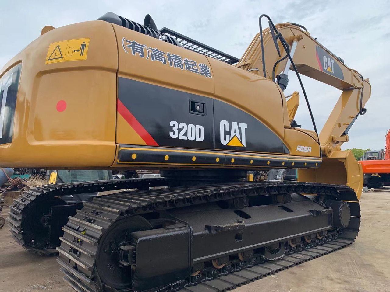 Caterpillar 320D rupsgraafmachine uit 2010, zijaanzicht