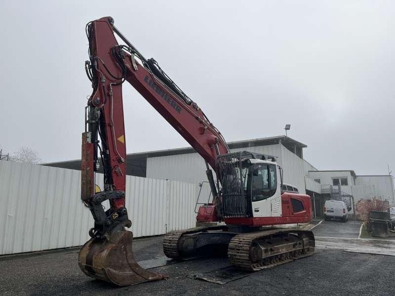 2016 Liebherr R926 LC crawler excavator, side view