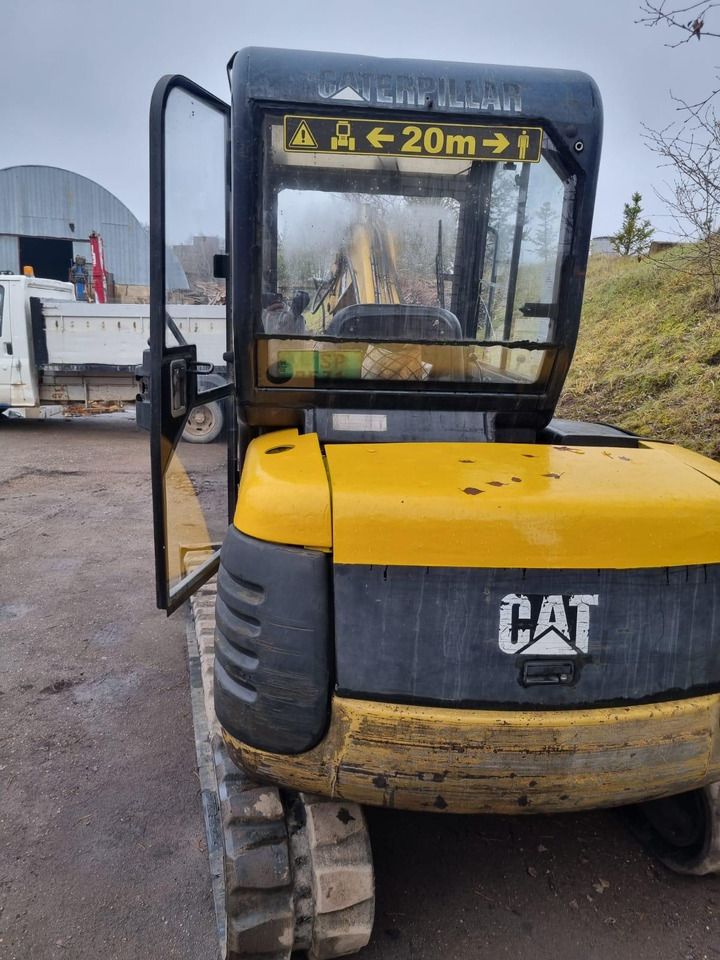 2001 Caterpillar 304.5 mini excavator rear view