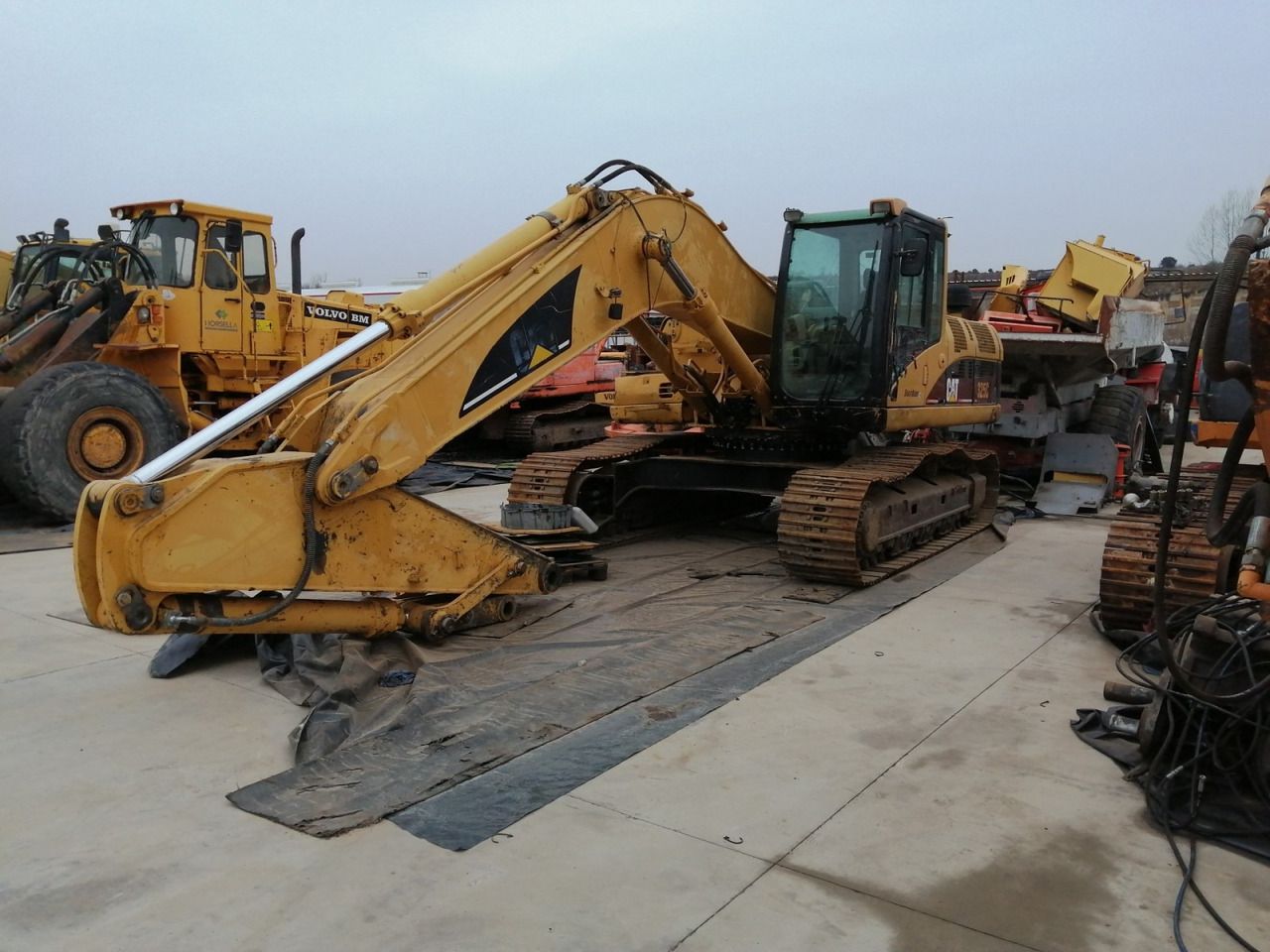 Caterpillar 325C crawler excavator, side view