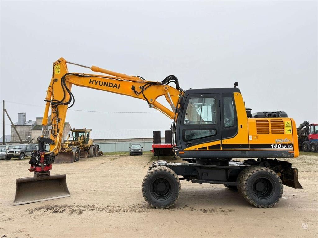 2008 Hyundai Robex 140 W-7A wheel excavator, side profile view 2008 Hyundai Robex 140 W-7A wheel excavator, side profile view