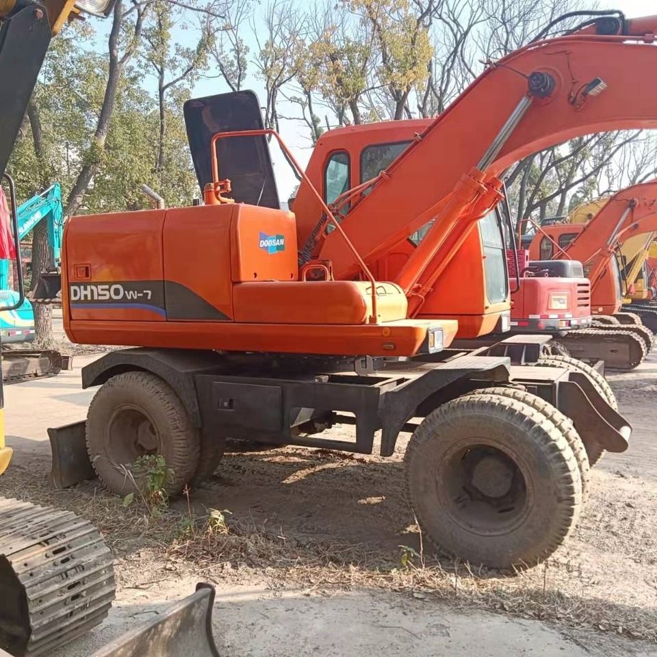 2020 Doosan DH150W-7 wheel excavator side view 2020 Doosan DH150W-7 wheel excavator side view