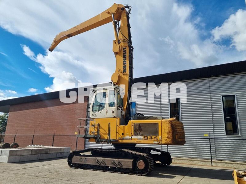2011 Liebherr R944C EW LITRONIC crawler excavator side view 2011 Liebherr R944C EW LITRONIC crawler excavator side view