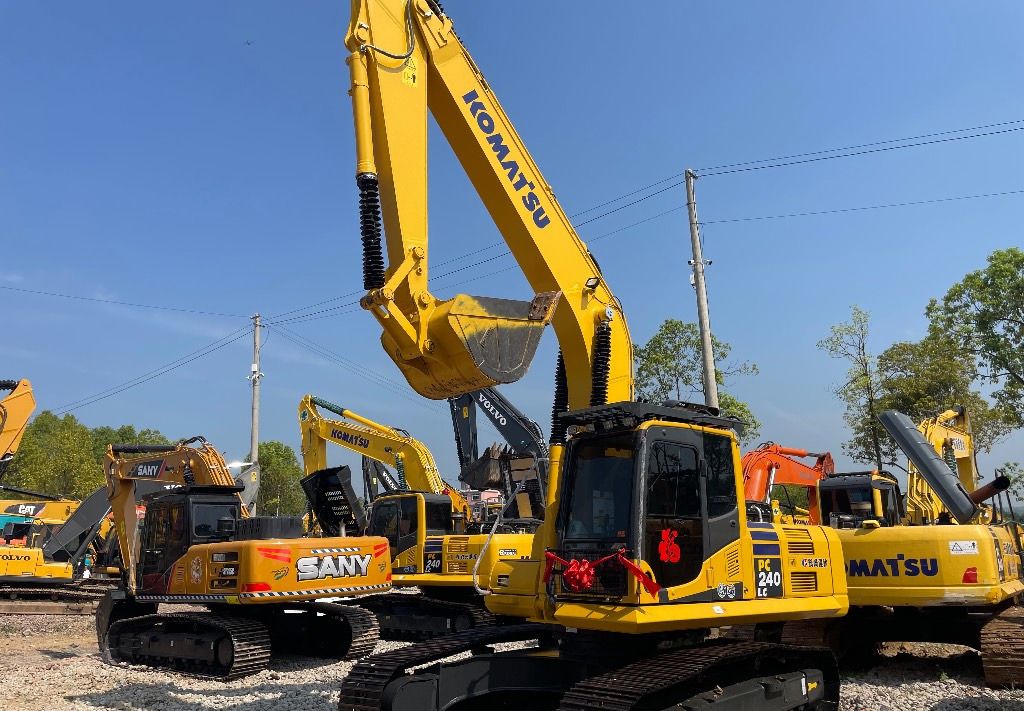 2022 Komatsu PC240-8 crawler excavator, front three-quarter view