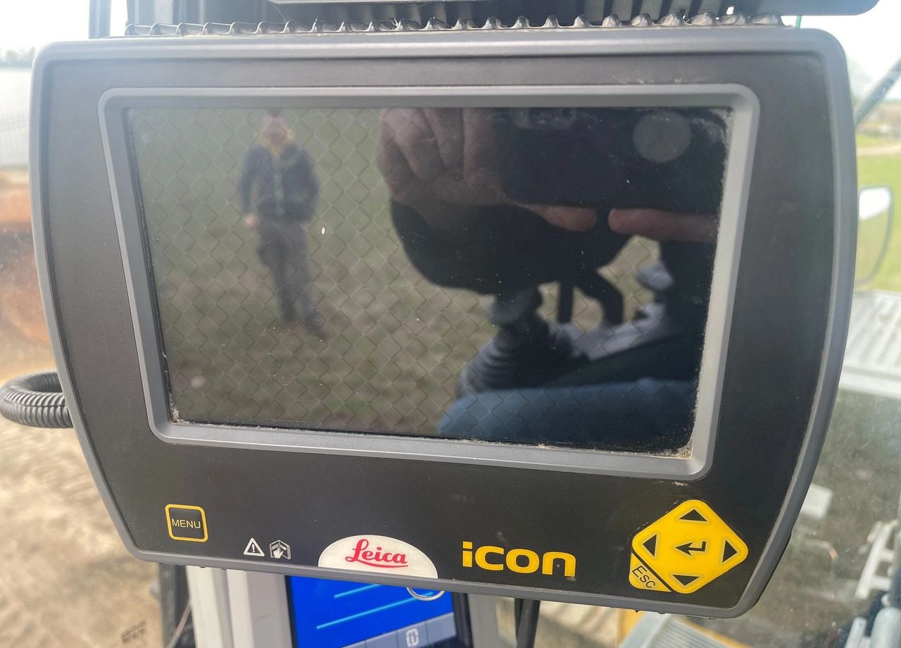 2015 Caterpillar 320EL crawler excavator Leica iCON GPS display