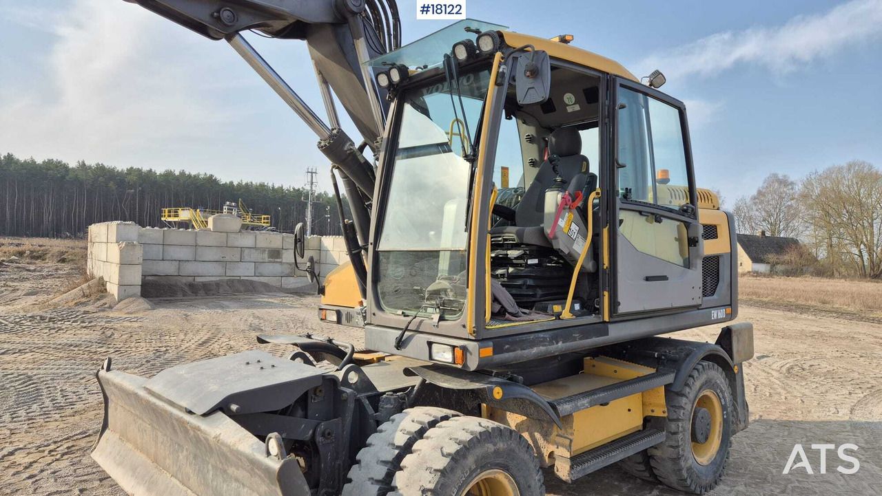 2014 Volvo EW160D wheel excavator cab and front view 2014 Volvo EW160D wheel excavator cab and front view