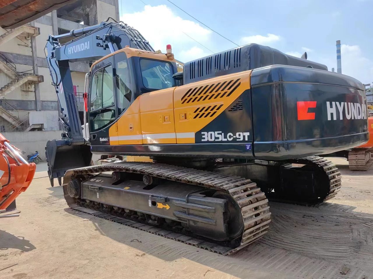 2019 Hyundai R305LC-9T crawler excavator, rear three-quarter view 2019 Hyundai R305LC-9T crawler excavator, rear three-quarter view