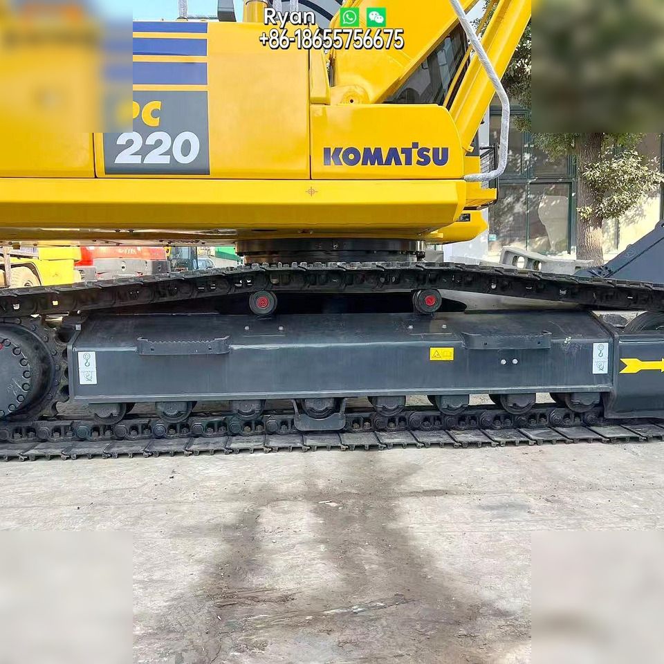 Pelle sur chenilles Komatsu PC220-8 de 2020, vue latérale du train de roulement