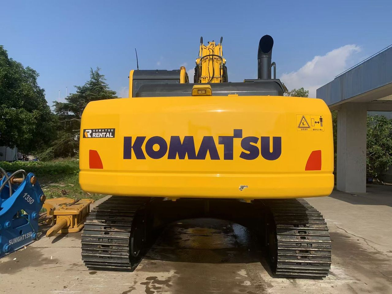 Escavatore cingolato Komatsu PC220-8 del 2023, vista posteriore
