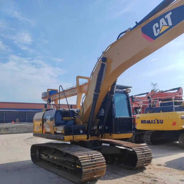 Excavadora de orugas Caterpillar 320D2 2023, vista trasera tres cuartos Excavadora de orugas Caterpillar 320D2 2023, vista trasera tres cuartos