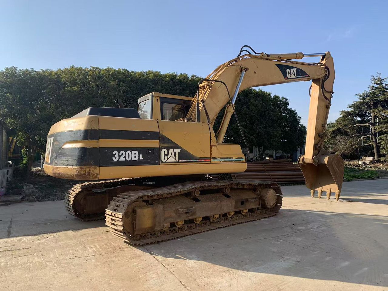 2015 Caterpillar 320BL crawler excavator, side view