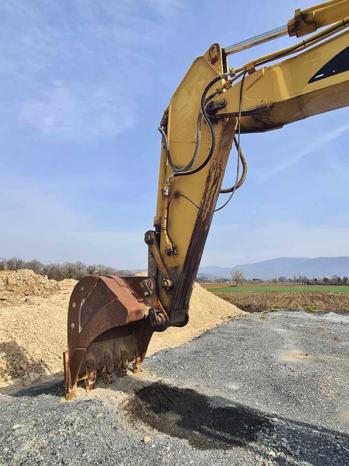 2001 Caterpillar 330BL crawler excavator boom and bucket detail 2001 Caterpillar 330BL crawler excavator boom and bucket detail