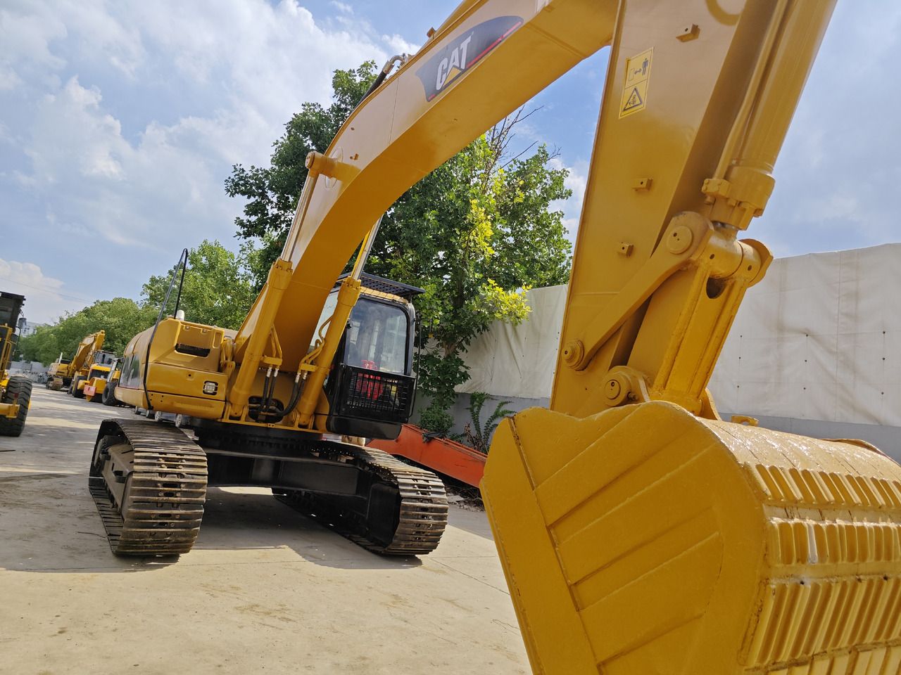 Caterpillar 330C crawler excavator, front three-quarter view Caterpillar 330C crawler excavator, front three-quarter view