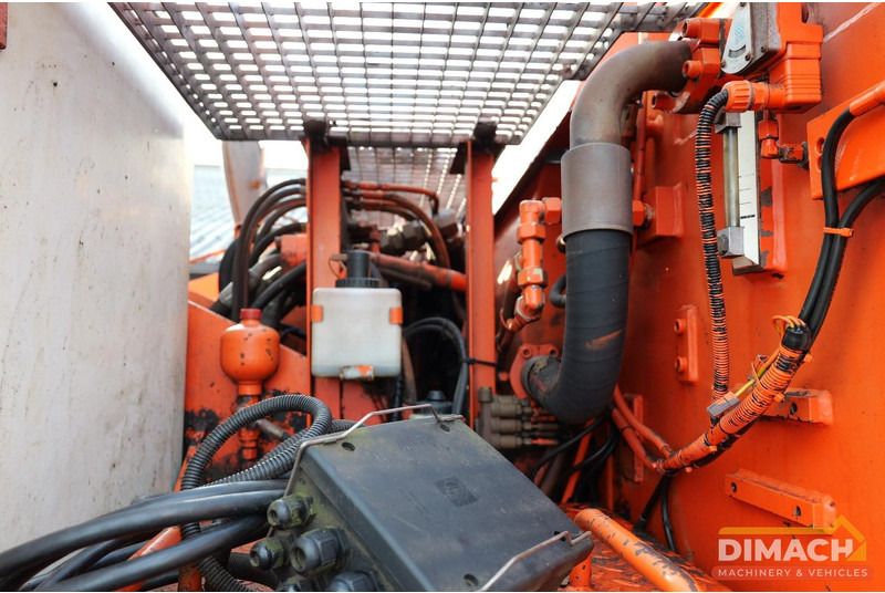 1997 Atlas 1704 material handler engine compartment detail 1997 Atlas 1704 material handler engine compartment detail