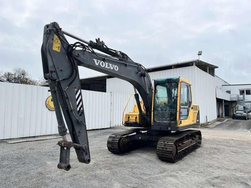 2005 Volvo EC140BLC crawler excavator, side view