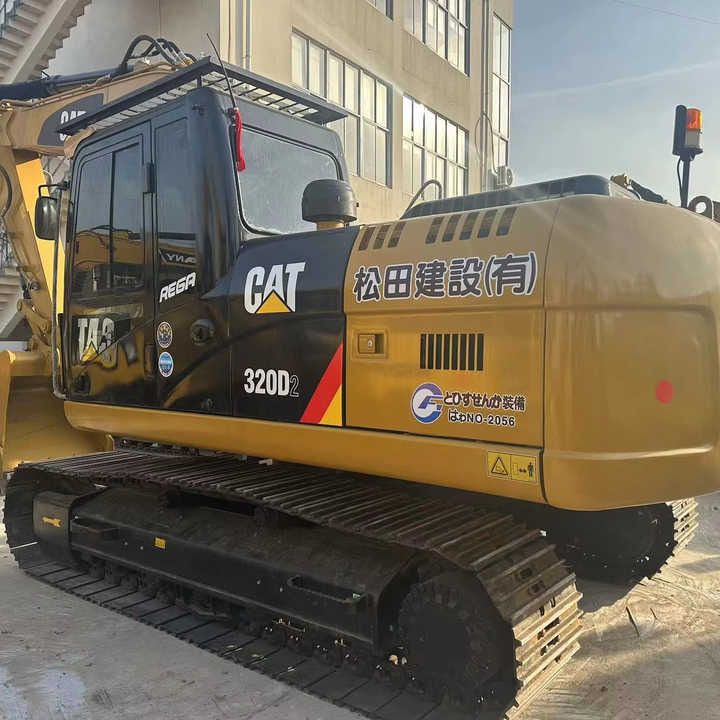 Гусеничный экскаватор 2022 Caterpillar 320D2, вид сзади под углом Гусеничный экскаватор 2022 Caterpillar 320D2, вид сзади под углом