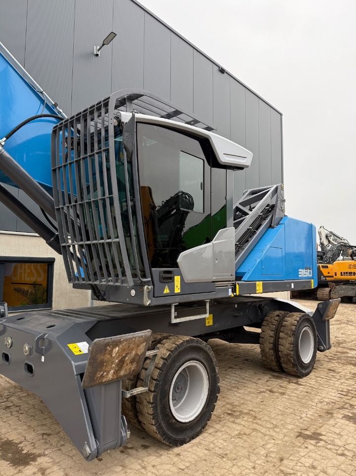 2021 Fuchs MHL350F material handler cab and chassis side view 2021 Fuchs MHL350F material handler cab and chassis side view