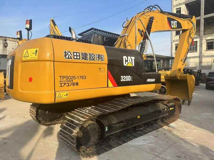 Гусеничный экскаватор 2022 Caterpillar 320D2, вид сзади в три четверти Гусеничный экскаватор 2022 Caterpillar 320D2, вид сзади в три четверти