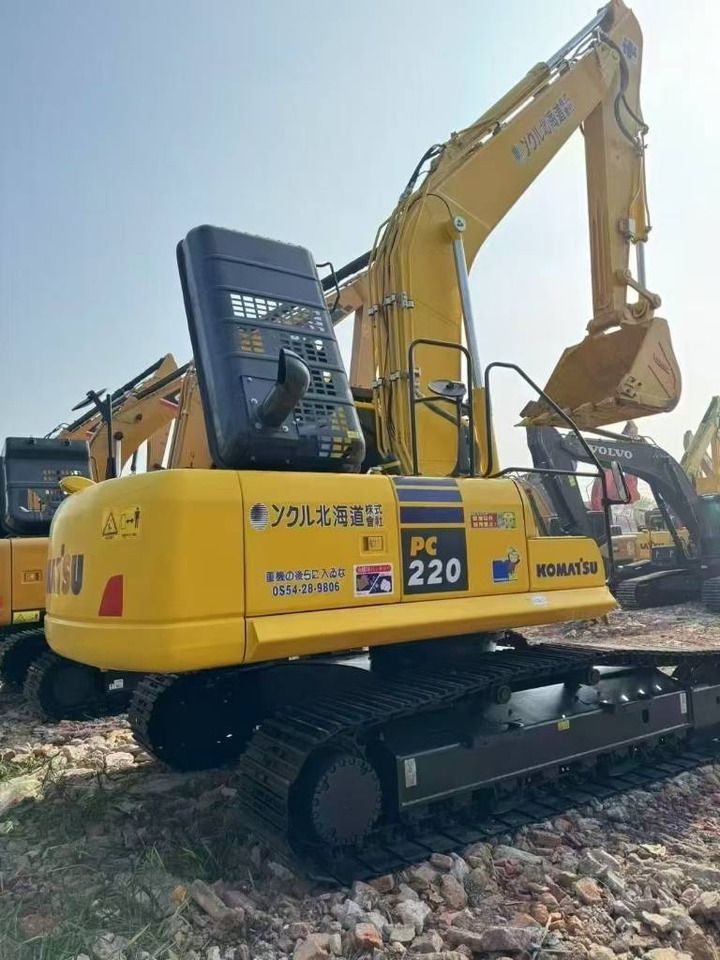 Escavatore cingolato Komatsu PC220-8 del 2024, vista posteriore tre quarti