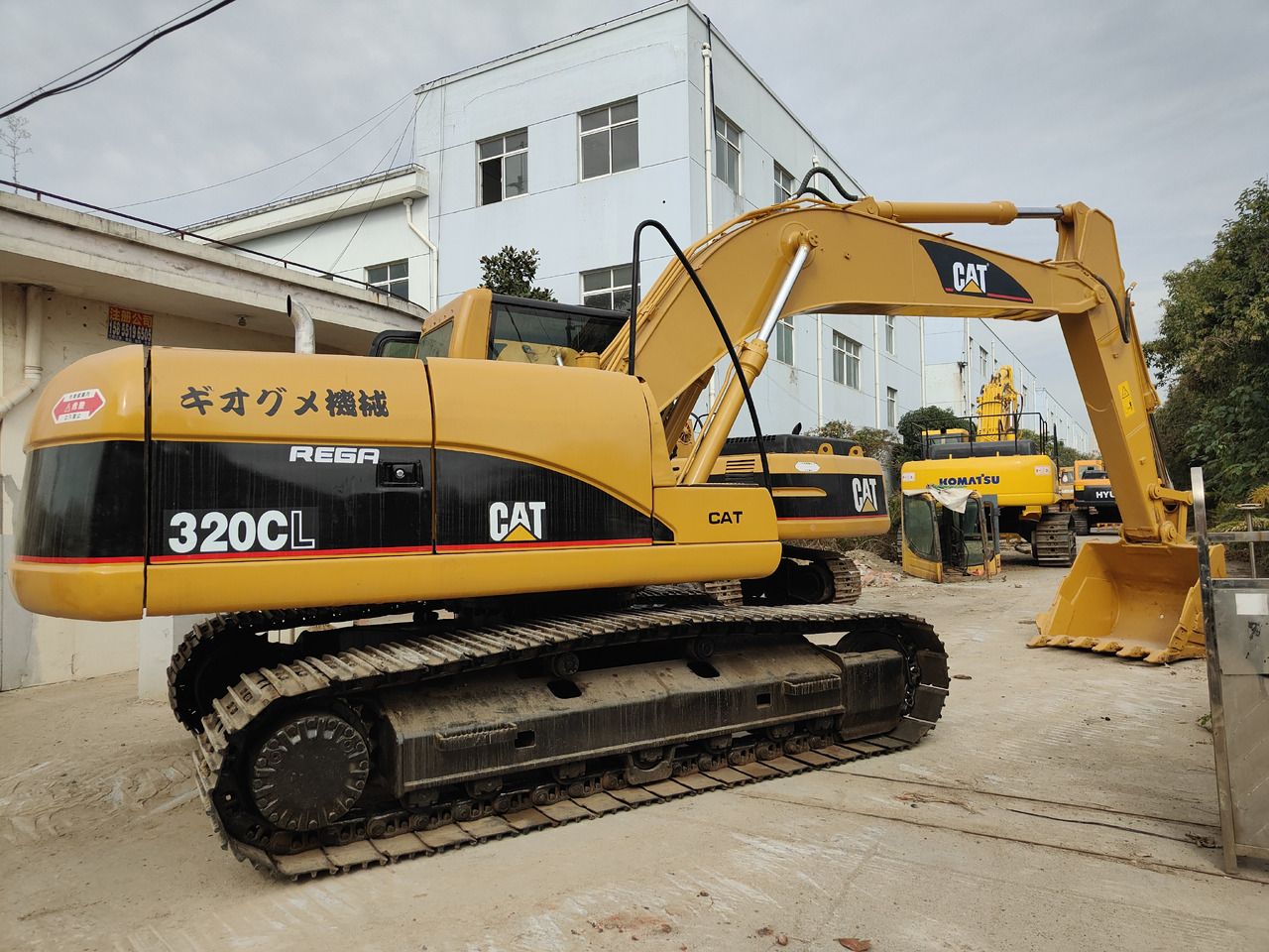 Caterpillar 320CL crawler excavator, side view