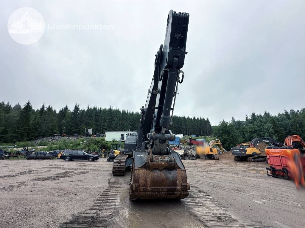 2021 Liebherr R966 HD crawler excavator, front view 2021 Liebherr R966 HD crawler excavator, front view