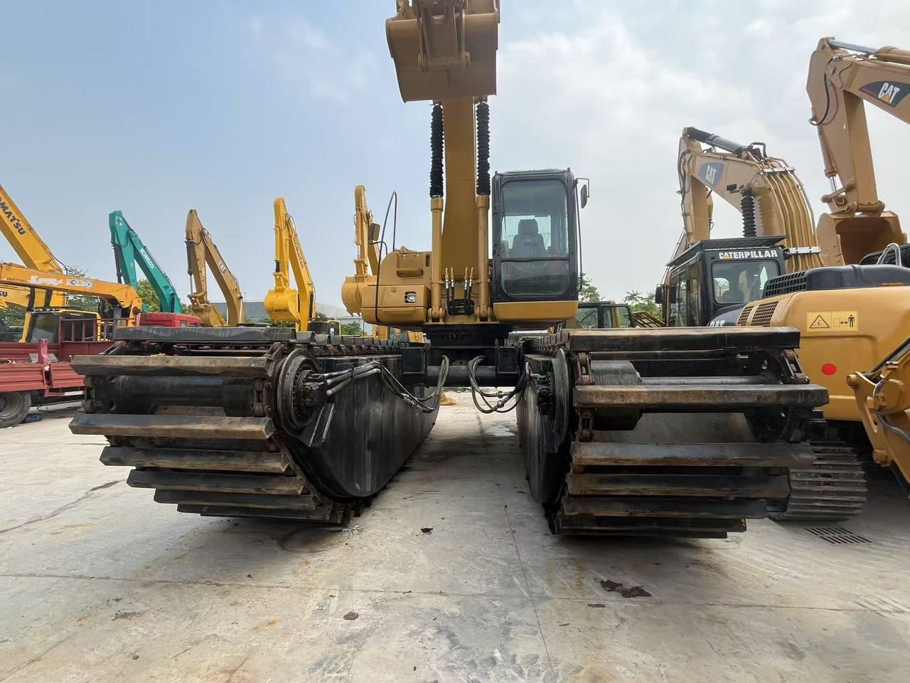 Pelle amphibie Caterpillar 320CL 2022, vue de face Pelle amphibie Caterpillar 320CL 2022, vue de face
