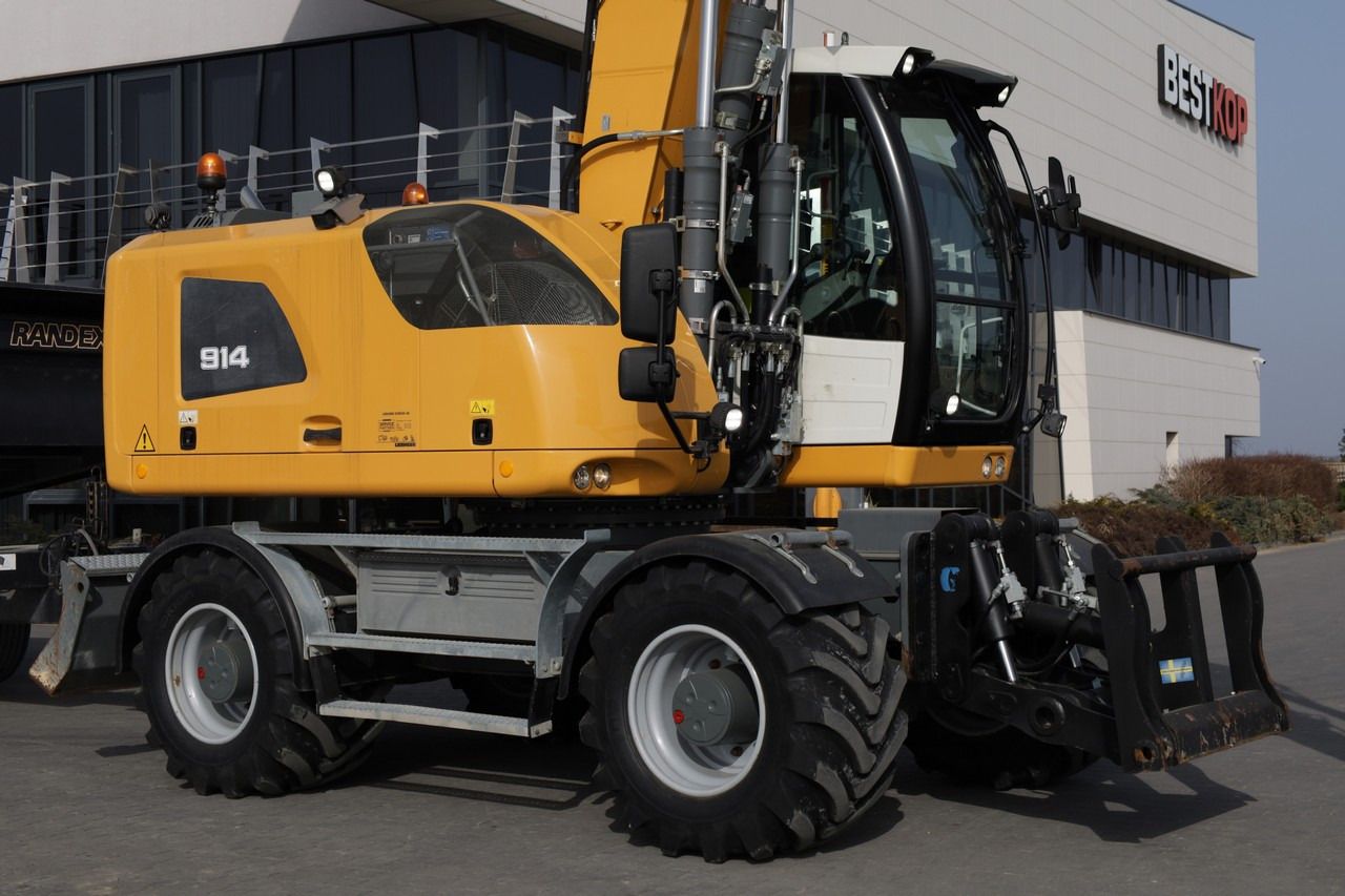 2017 Liebherr A914 Litronic wheel excavator side view 2017 Liebherr A914 Litronic wheel excavator side view