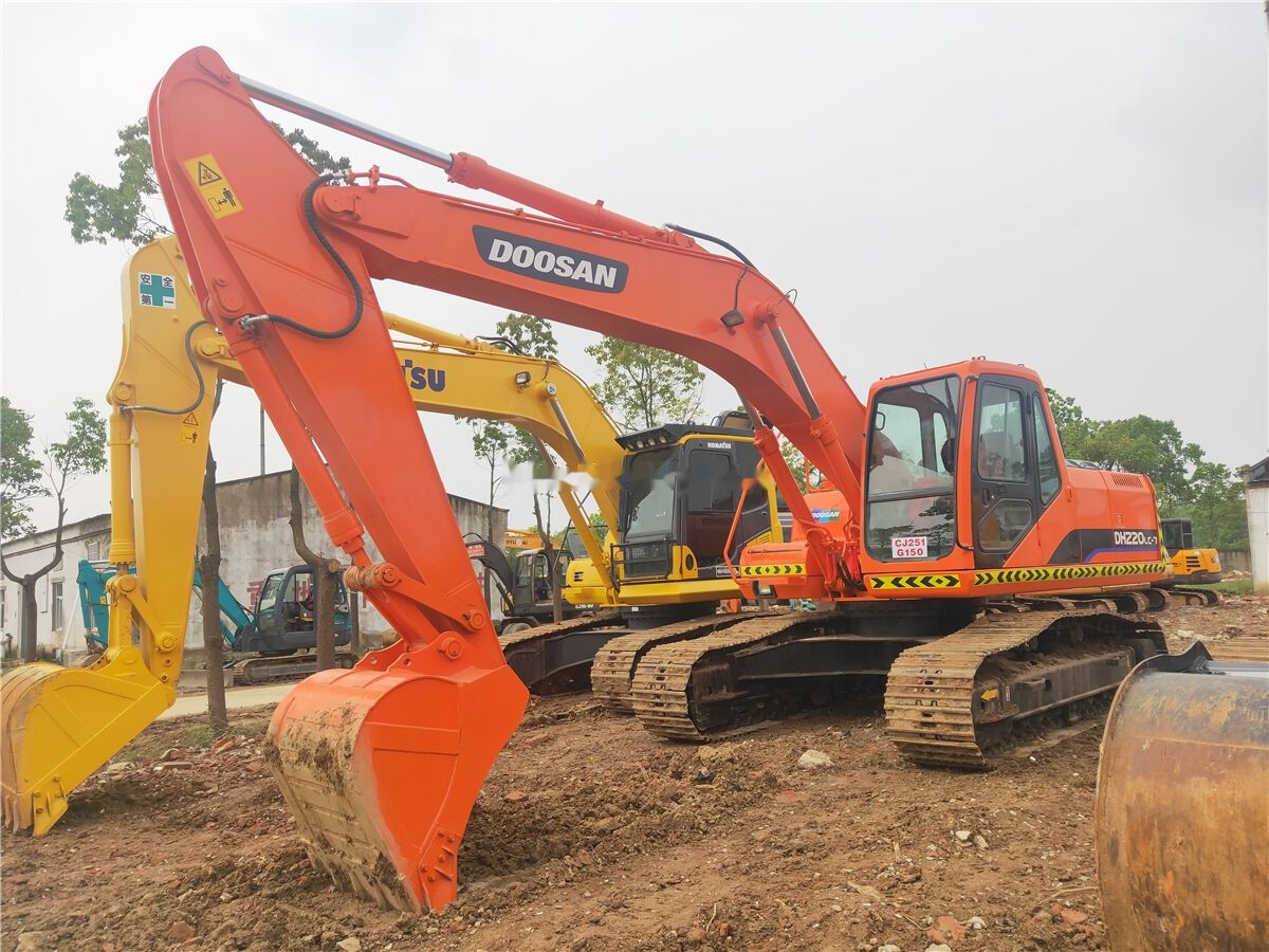 2020 Doosan DH220LC-7 crawler excavator, side view 2020 Doosan DH220LC-7 crawler excavator, side view