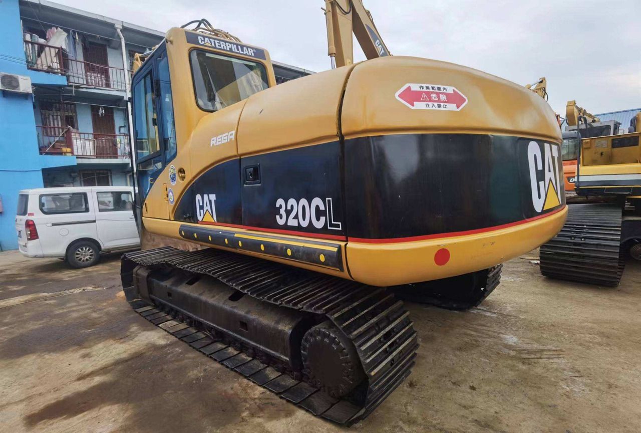 Escavadora de rastos Caterpillar 320CL de 2018, vista traseira a três quartos Escavadora de rastos Caterpillar 320CL de 2018, vista traseira a três quartos