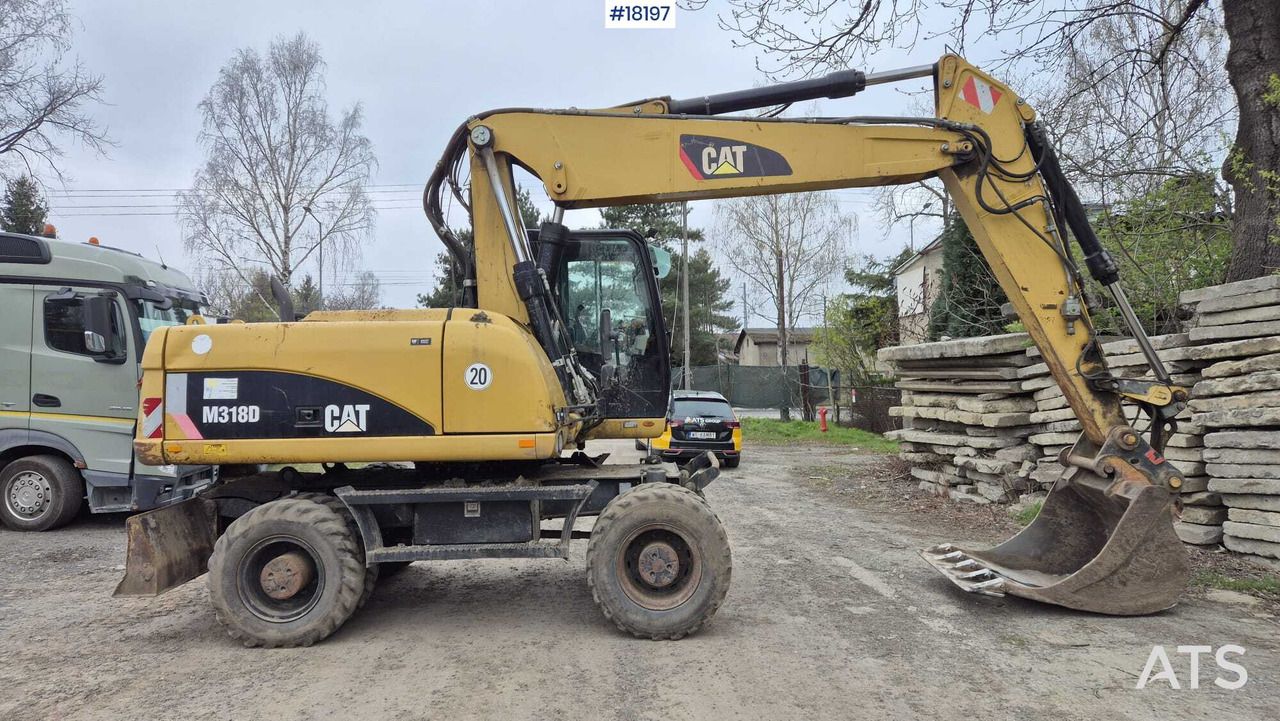 2010 Caterpillar M318D wheel excavator, side view 2010 Caterpillar M318D wheel excavator, side view