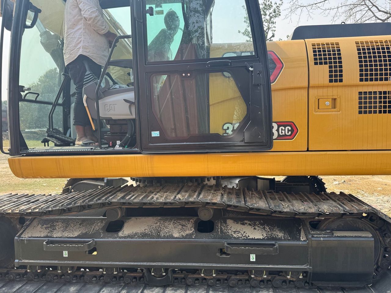 2025 Caterpillar 323GC crawler excavator side view 2025 Caterpillar 323GC crawler excavator side view
