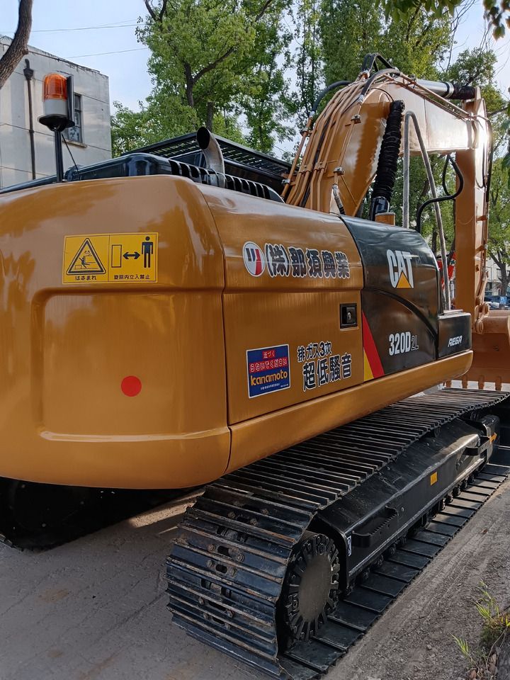 Гусеничный экскаватор 2024 Caterpillar 320D2L, задний ракурс под углом