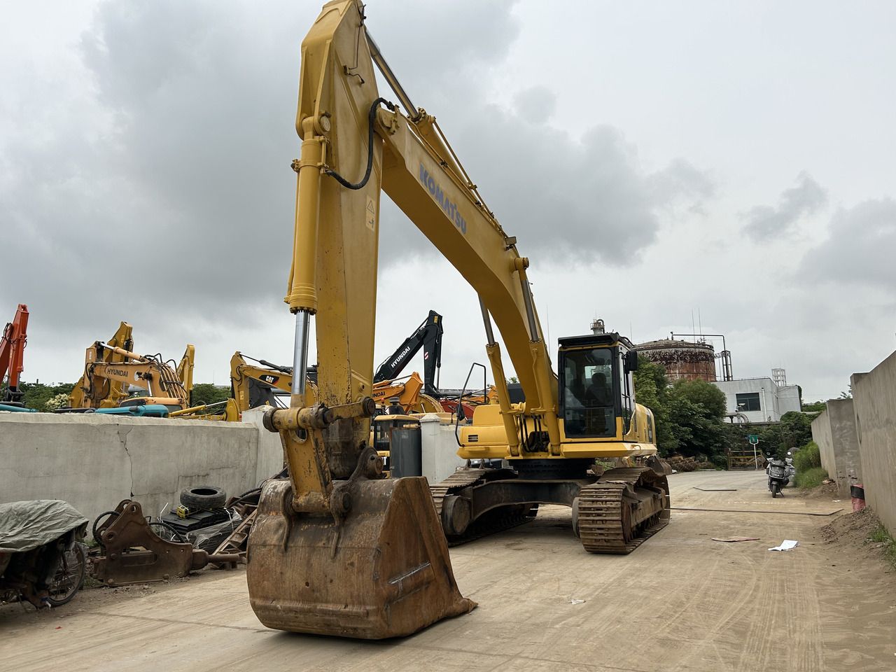 2016 Komatsu PC400-8 crawler excavator, front three-quarter view