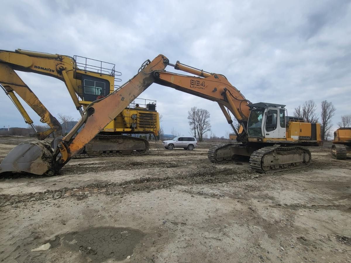 2006 Liebherr R964B crawler excavator, side view